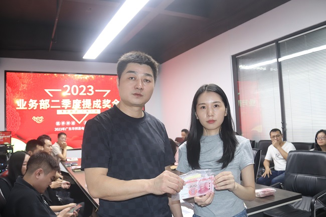 左（曹總）右（外貿部大客戶經理陳施羽）
